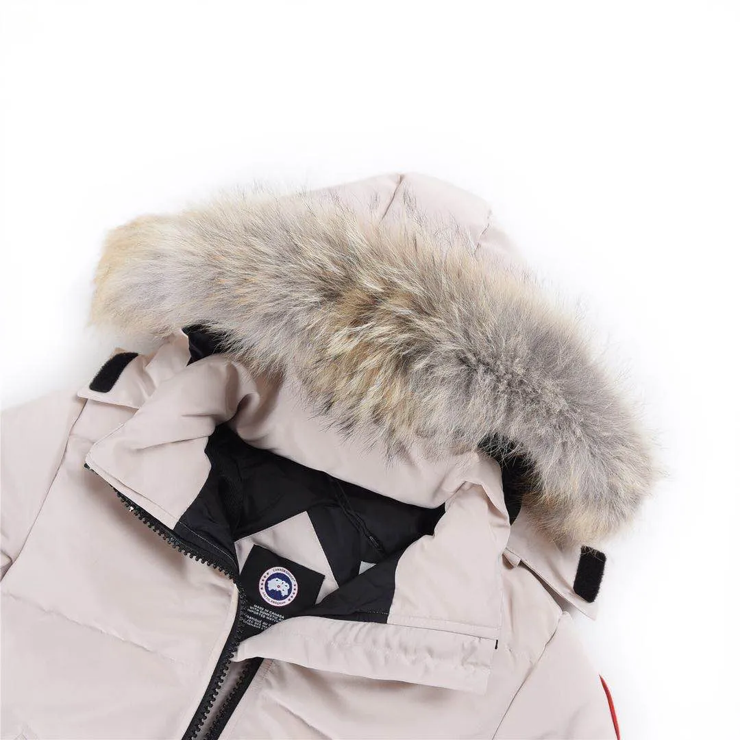 P760 Canada Goose Canada Goose #Mystique 3035LB extended parka down jacket/22 styles #women# ➖ Genuine synchronous anti-counterfeiting chip sensor! ➖ Imported 21-count polyester-cotton blended original fabric [last year’s 16-count/18-count hard fabrics have been completely eliminated, this year all use 21-count genuine synchronous fabrics, the soft mid-strap feels delicate and textured], genuine synchronous Feather-Light 10D waterproof coating fabric, made of 84.5 polyester fiber and 15.5 cotton, 100% the best feel in the entire network! ➖ The genuine official website is synchronized with the international standard 90 velvet! ➖ Using the best nylon lining with double double-layer sealing design, velvet-proof No. 7 needle + grid-filled down ready-made garments, there is 100% no so-called velvet running! ➖ The cuffs are designed with thickened seamless threads, and the collar and pockets are lined with top-quality polar fleece to keep you warm and comfortable! ➖ Yoshida YKK provides original custom-made electroplated sliders. YKK two-way lockable zippers are tight and smooth and will not peel off paint! ➖ 3M composite guarantees that the Velcro is the same as the original, durable, and all accessories and hardware are custom-made! ➖ Imported BEHRINGER embroidery machine to customize the 10,000-needle embroidery logo, 98% of which can be reproduced to restore the original logo. You can check and compare on the official website! ➖ The fur collars are all made of large pieces of Western Canadian blue wolf hide, ensuring that each fur collar is 13-15cm wide!  ⛔No slander, no exaggeration, professionalism because of focus!  SIZE: Purchasing agent grade: S M L [Attached: size chart] SIZE: Genuine grade: XXS XS S M L XL [Attached: size chart]